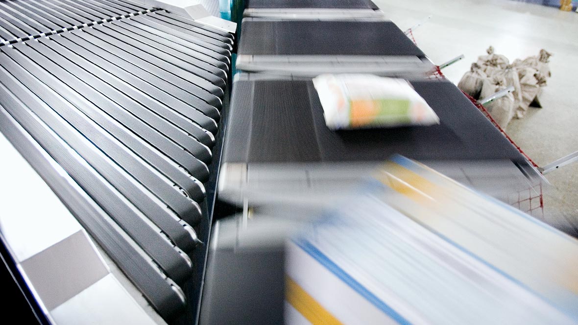Logistics: Belt merge with Forbo Siegling Transilon conveyor belts in a distribution centre.