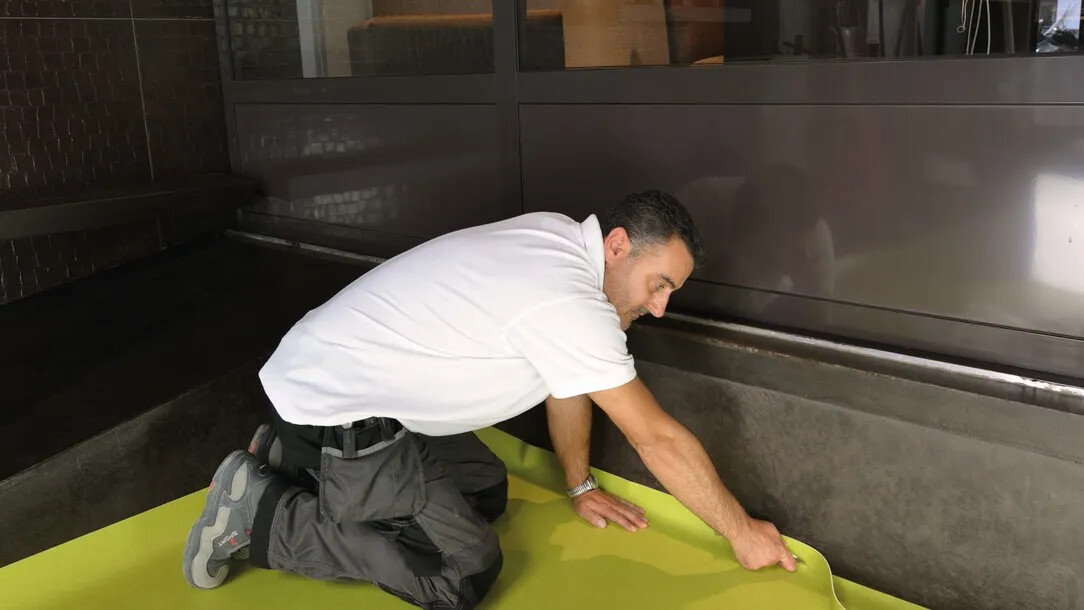 Pose revêtement de sol PVC en rouleau, lé | Forbo Flooring Systems Pose revêtement de sol PVC en rouleau, lé | Forbo Flooring Systems